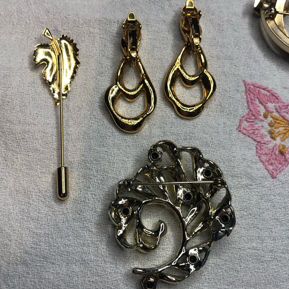VIntage lot of 9 Brooches Pins and clip on earrings Gold Tone - Picture 5 of 16